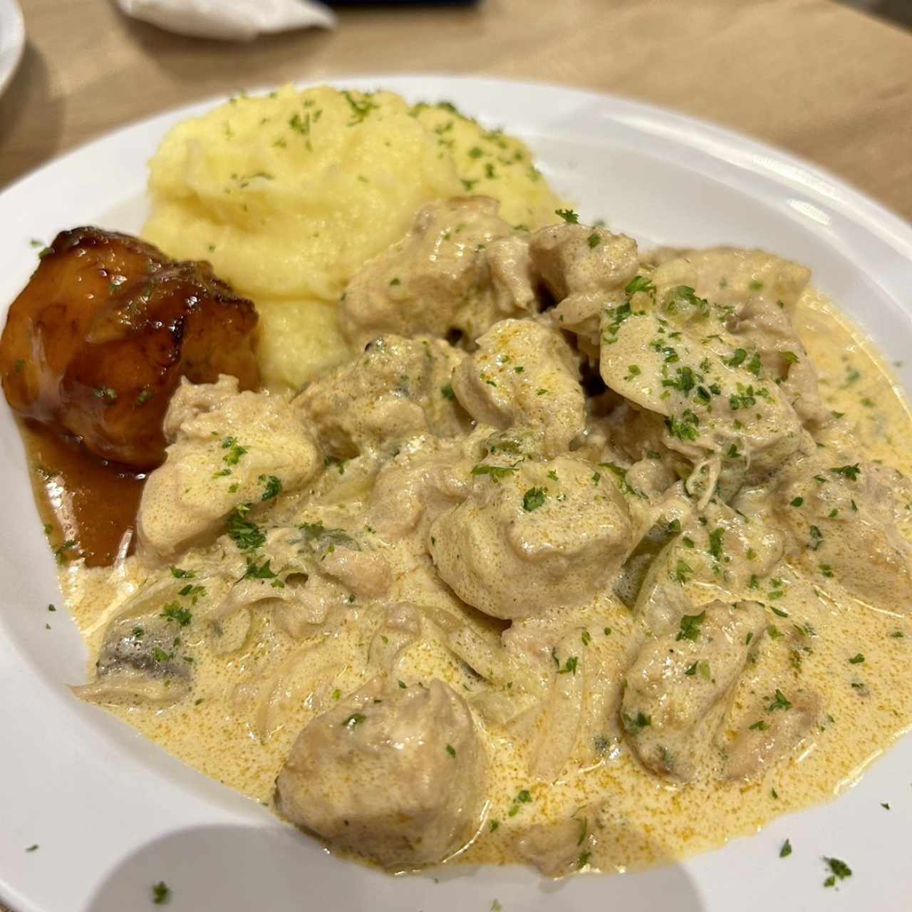 Pollo a la strogonoff con puré y platano 