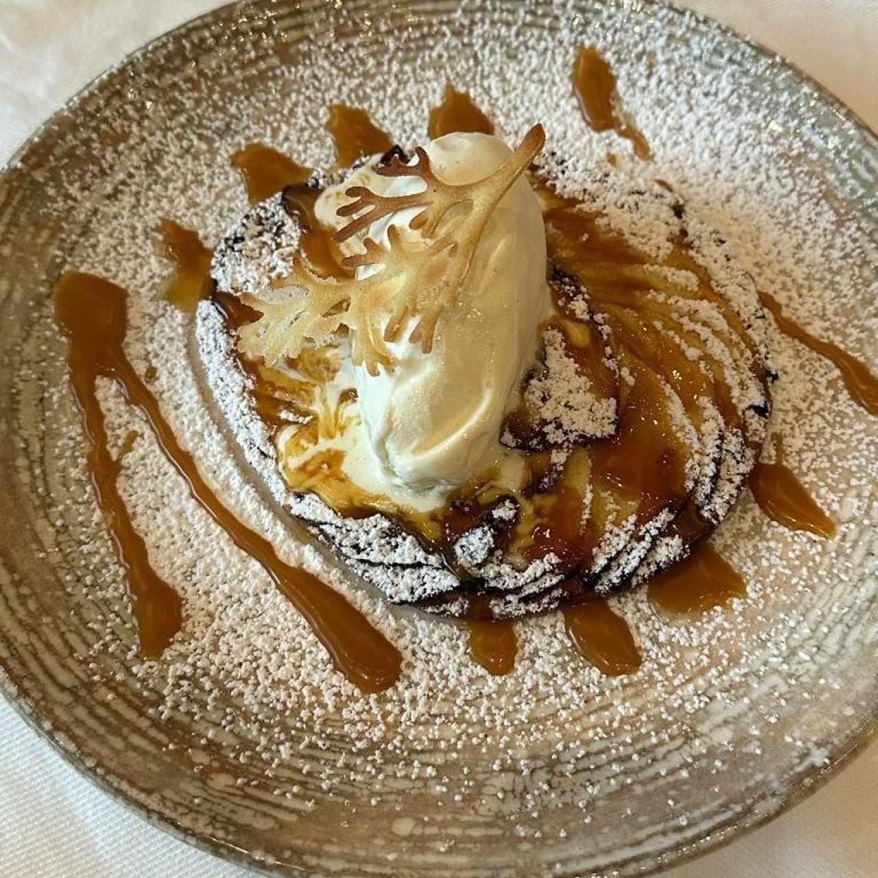 TARTA FINA DE MANZANAS (con Crema de Almendra y Helado Artesanal de Vainilla)