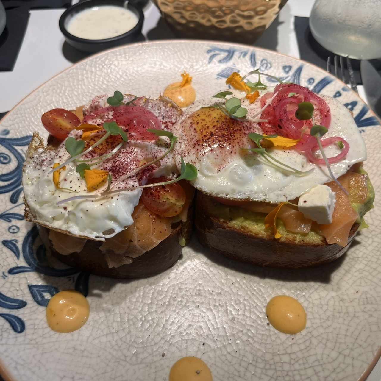 Tostada de salmon y aguacate