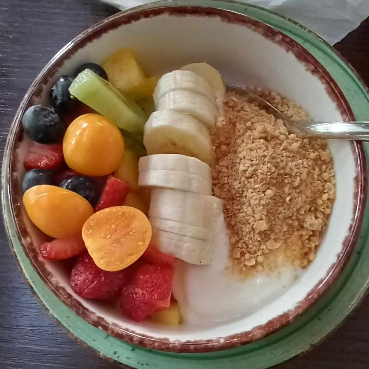 Frutas del Día con Yogurt y Granola