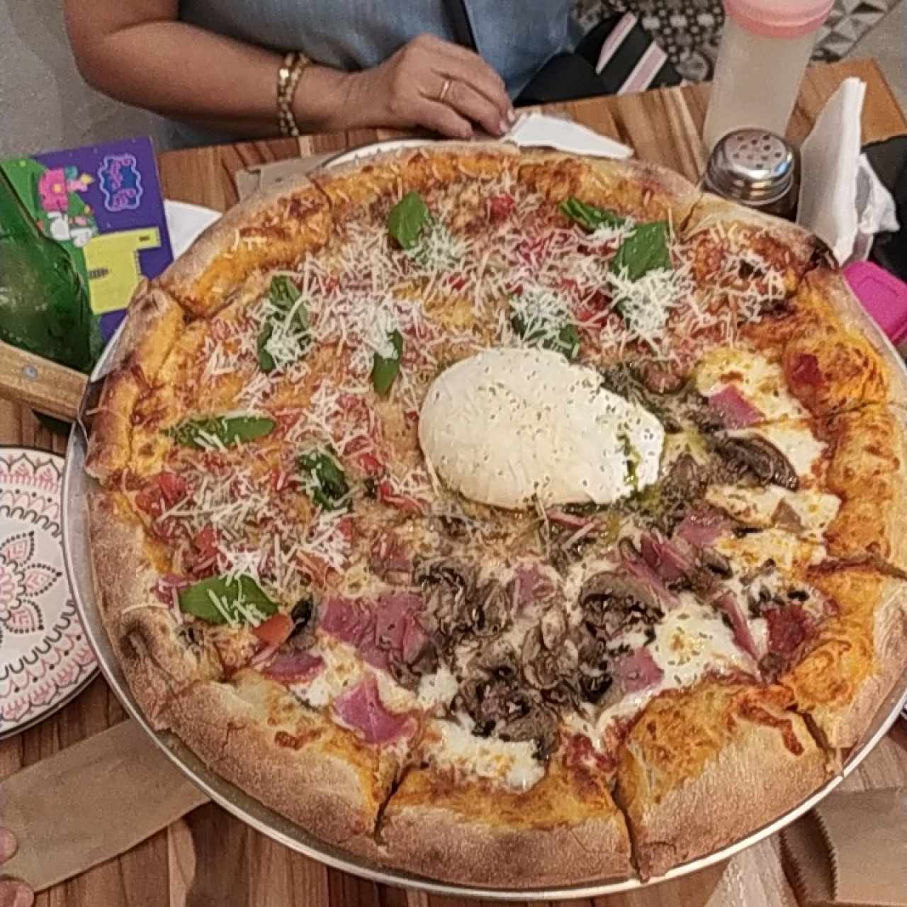 pizza mitad y mitad con extra de burrata 