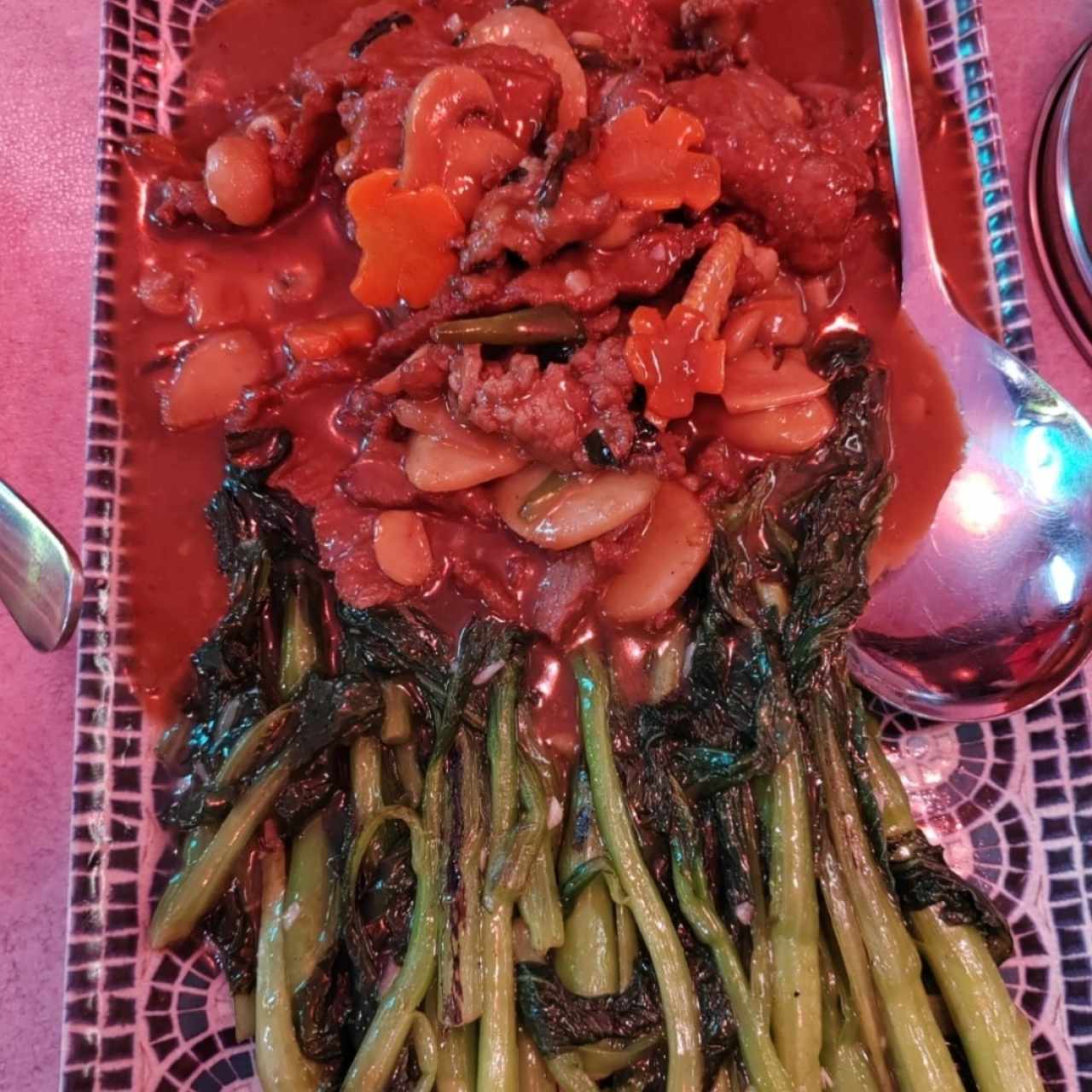 Carne con hojas de mostaza