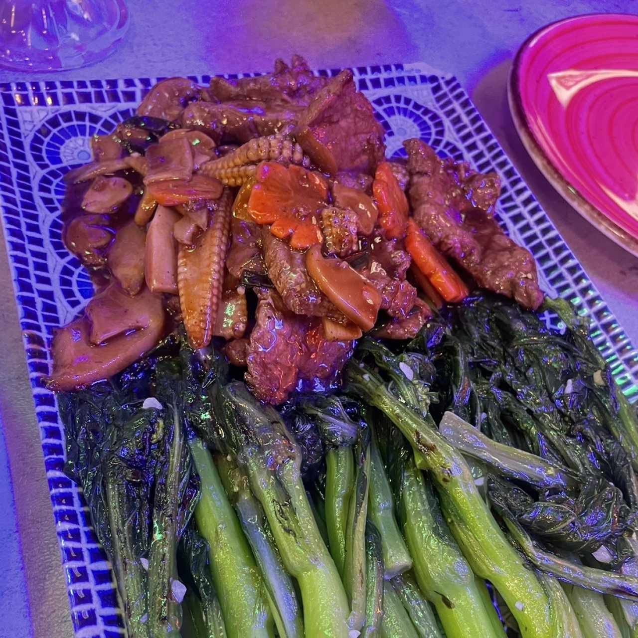 Carne con hojas de mostaza 