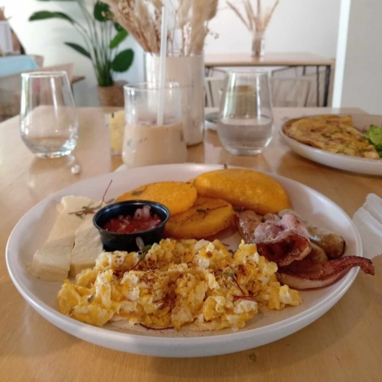 Desayunos - Istmo 
El local es bellísimo, me gusta su decoración, toda vez que es un lugar que transmite paz y serenidad al entrar por su paleta de colores etc. Mantiene un menú algo limitado, pero puede ser más amplio, la atención es 10/10.

Lo recomiendo.... 