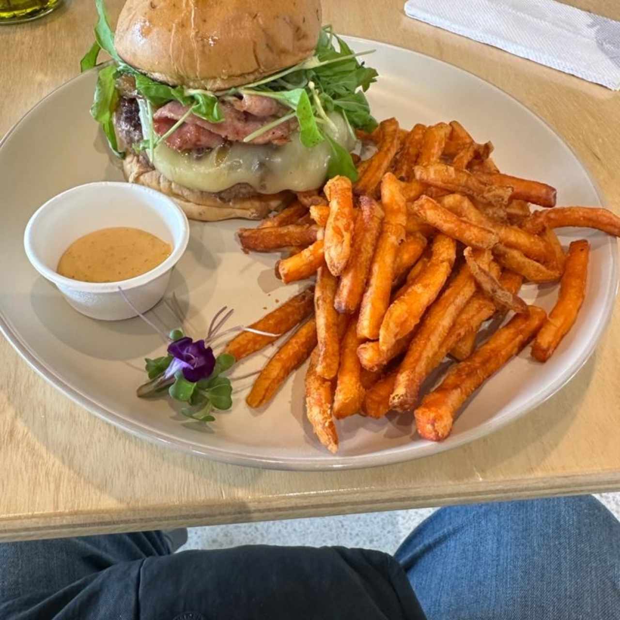 hamburguesa con camote frito 