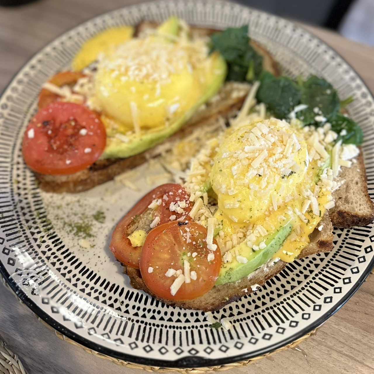 Huevos Florentinos con aguacate y parmesano