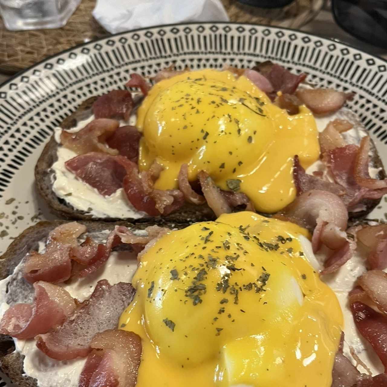 Huevos benedictinos con tocino