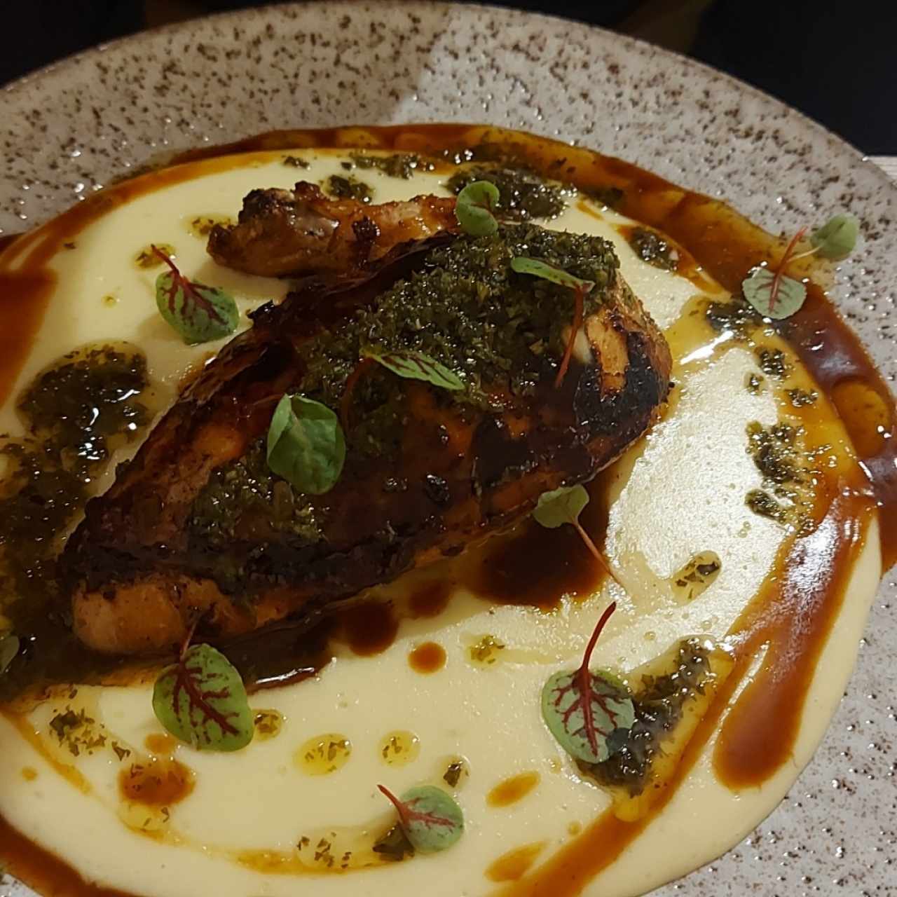 POLLO ASADO CON CHIMICHURRI Y PURÉ DE PAPA