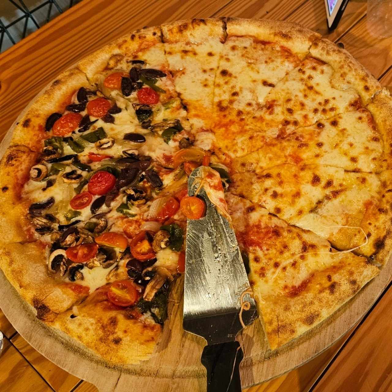 pizza de queso y vegetales