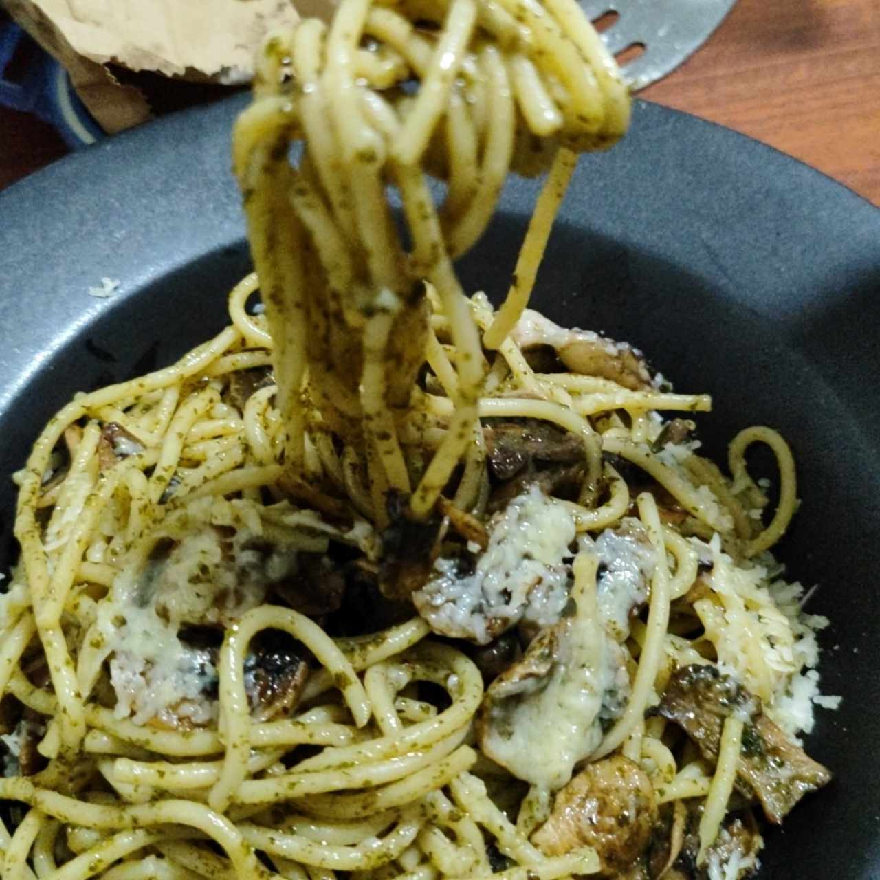 spaghetti con salsa pesto y hongos 🤤