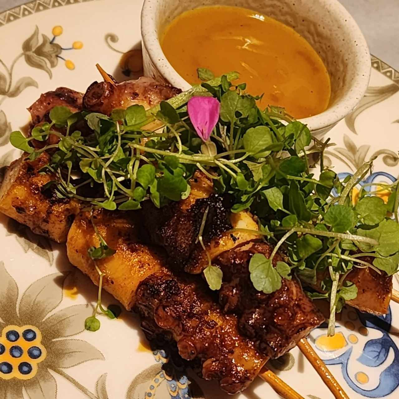 brochetas de pulpo con salsa de coco y jengibre 