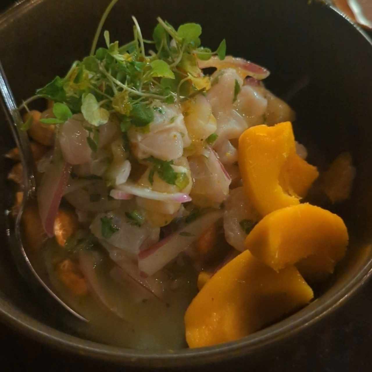 Ceviche corvina con maracuyá y pixbae