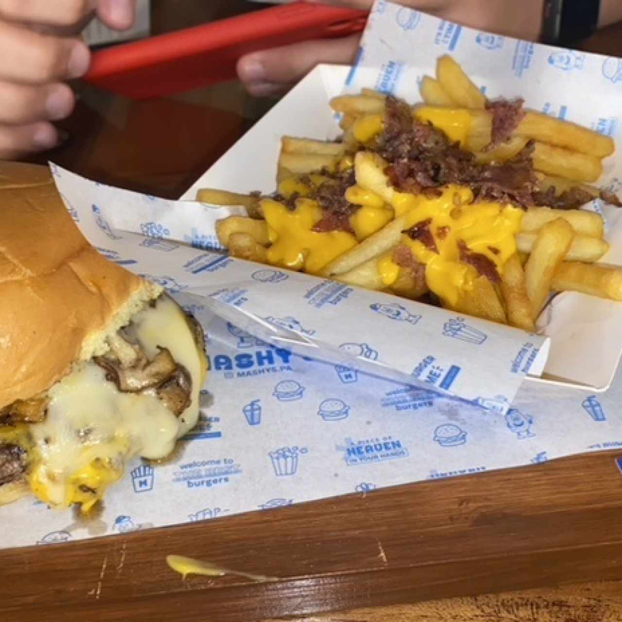 Mashy’s Burger con Cheese Bacon Fries