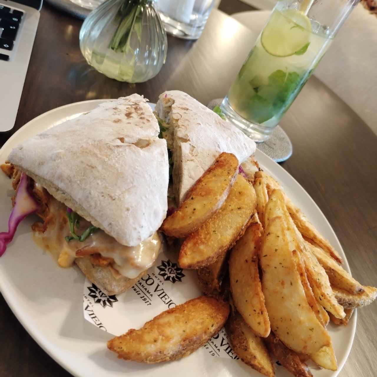 Pan Ciabatta,Cochinillo" Desmechado",Repollo rojo,Queso scamorza ahumada