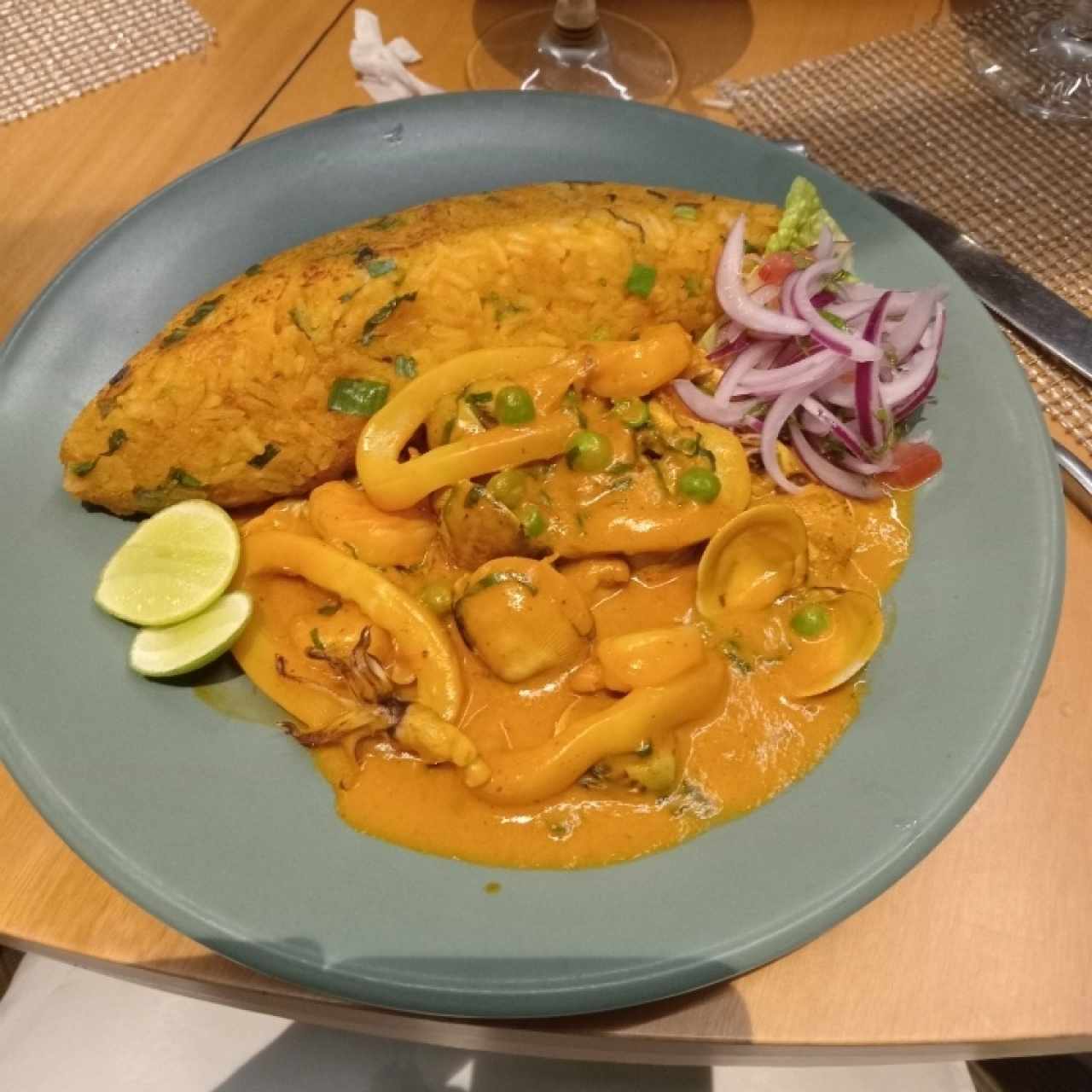 Tacu Tacu De Mariscos, full recomendado, en mi experiencia fue una explosión de sabores, un buen ambiente para pasar en familia, la atención del personal es 10/10