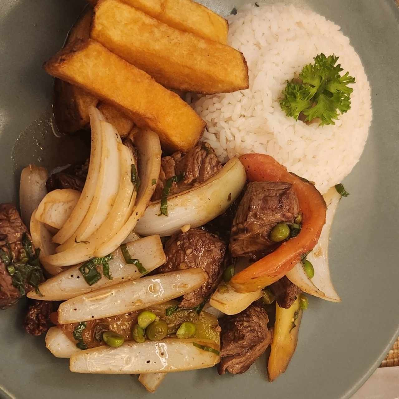 Platos Fuertes - Lomo Saltado