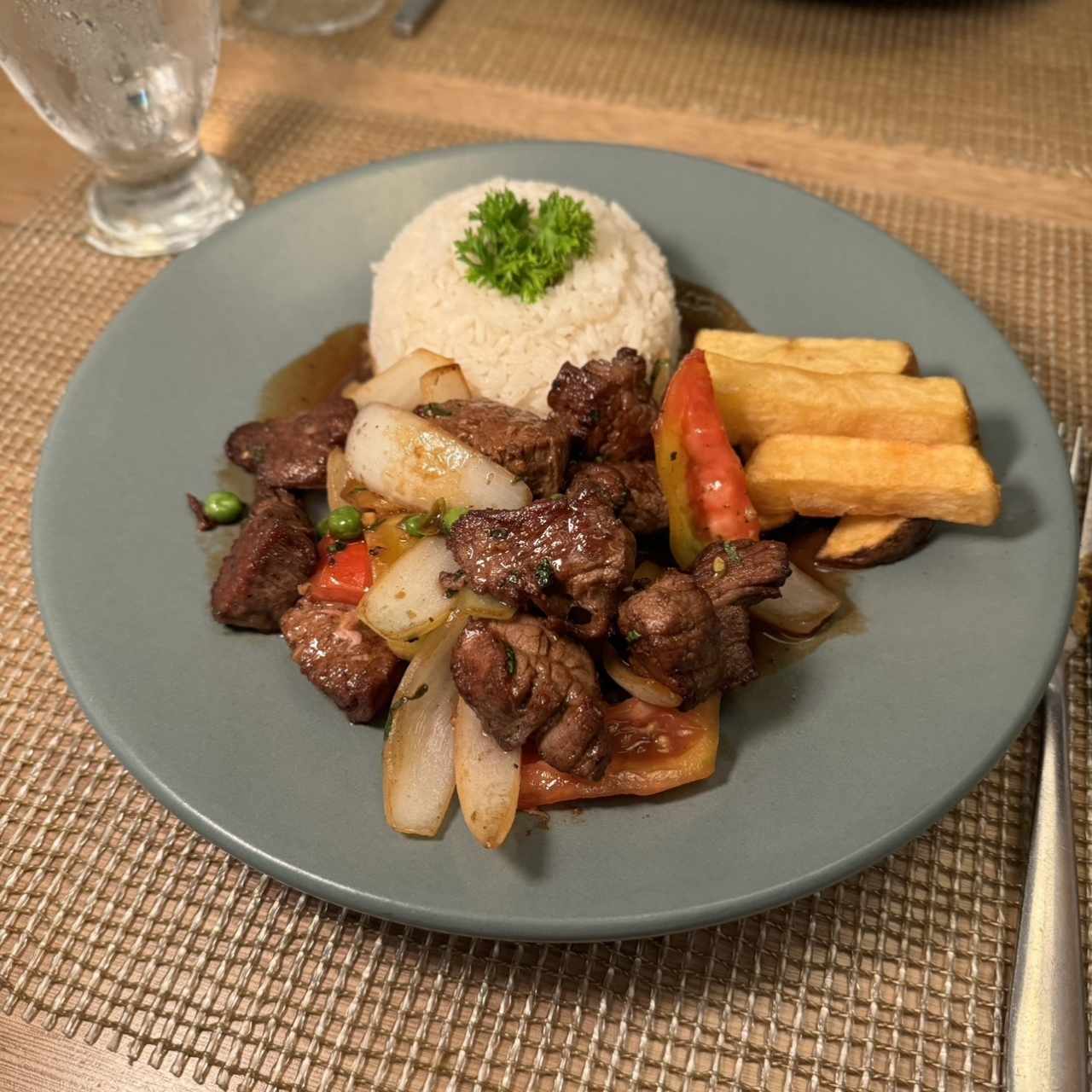 Platos Fuertes - Lomo Saltado