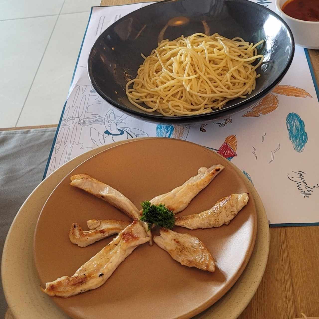 pasta con salsa roja y pollo para ninos (se pidió todo separado ya que así le gusta a mi hija).