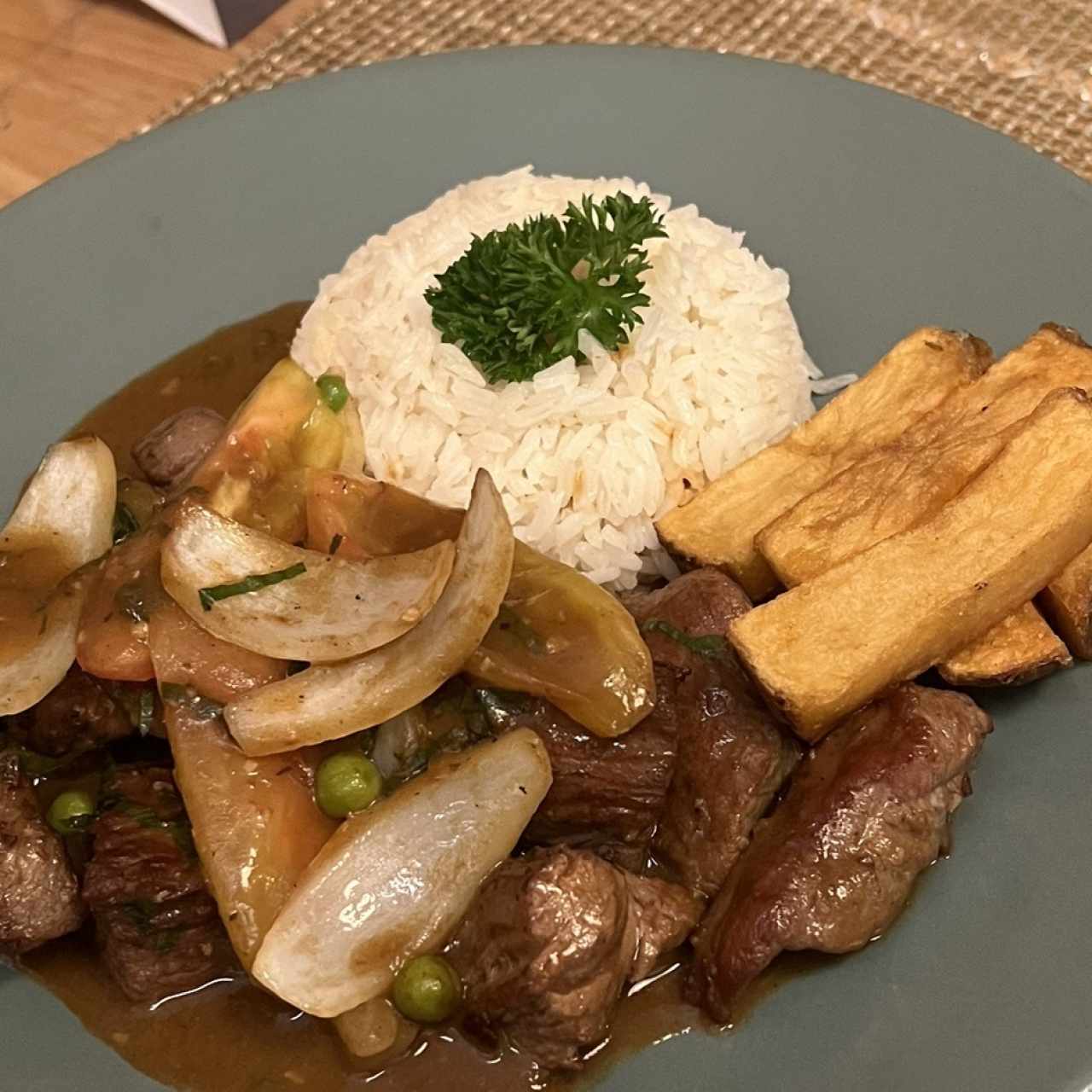 Platos Fuertes - Lomo Saltado