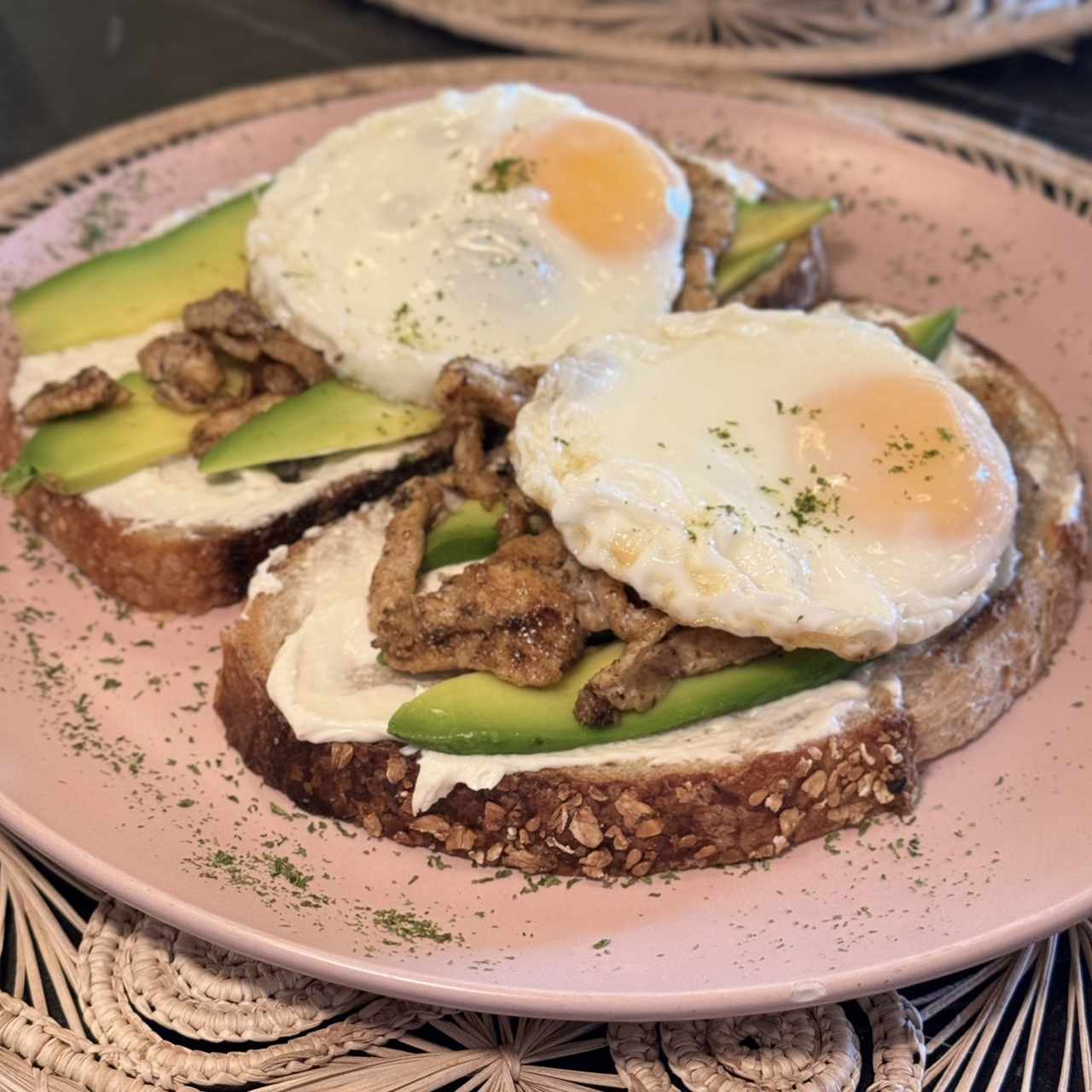 Tostada pollo y aguacate