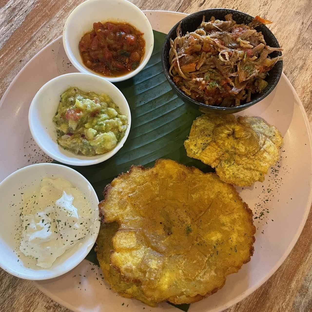 Mix de patacones o arepas fritas con ropa vieja