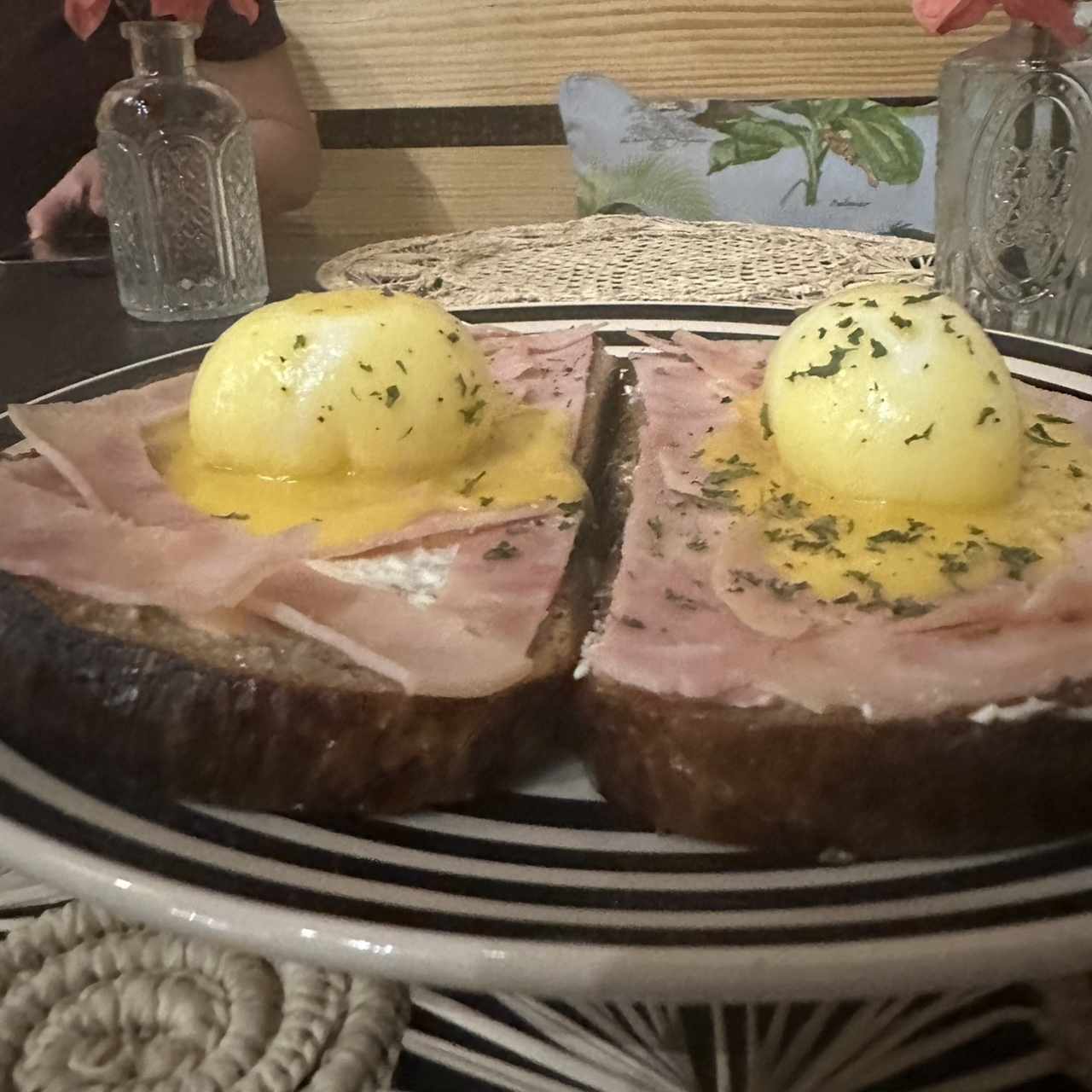 Huevos benedictinos clásicos con jamón