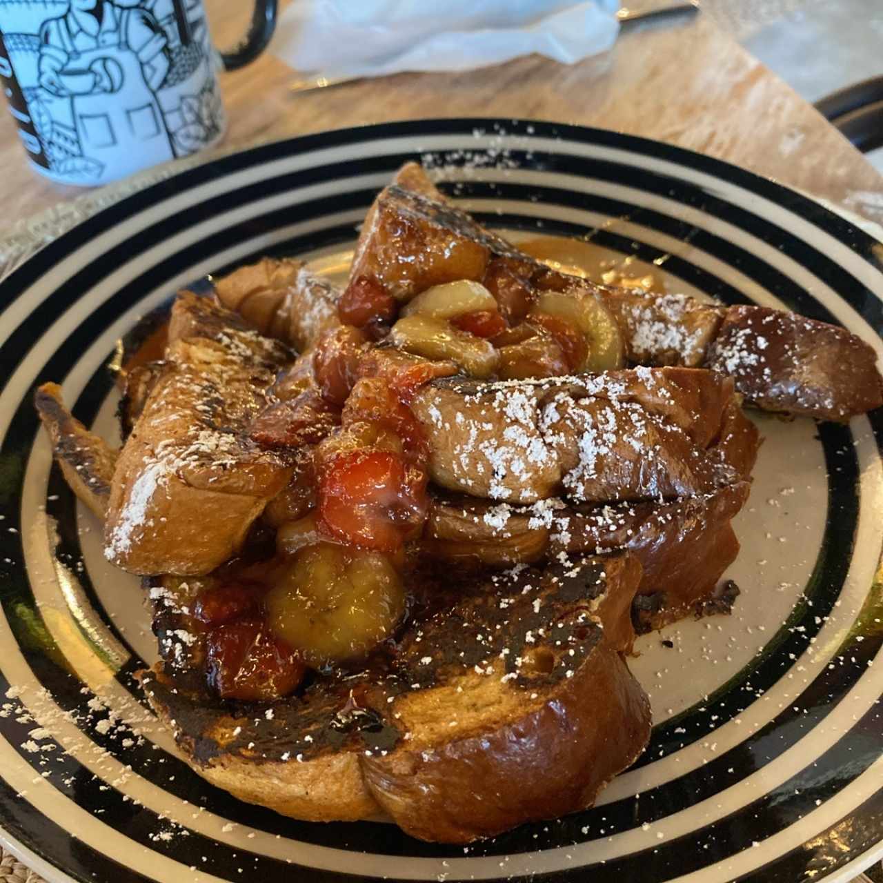 Tostada francesas con fresa y banano caramelizados