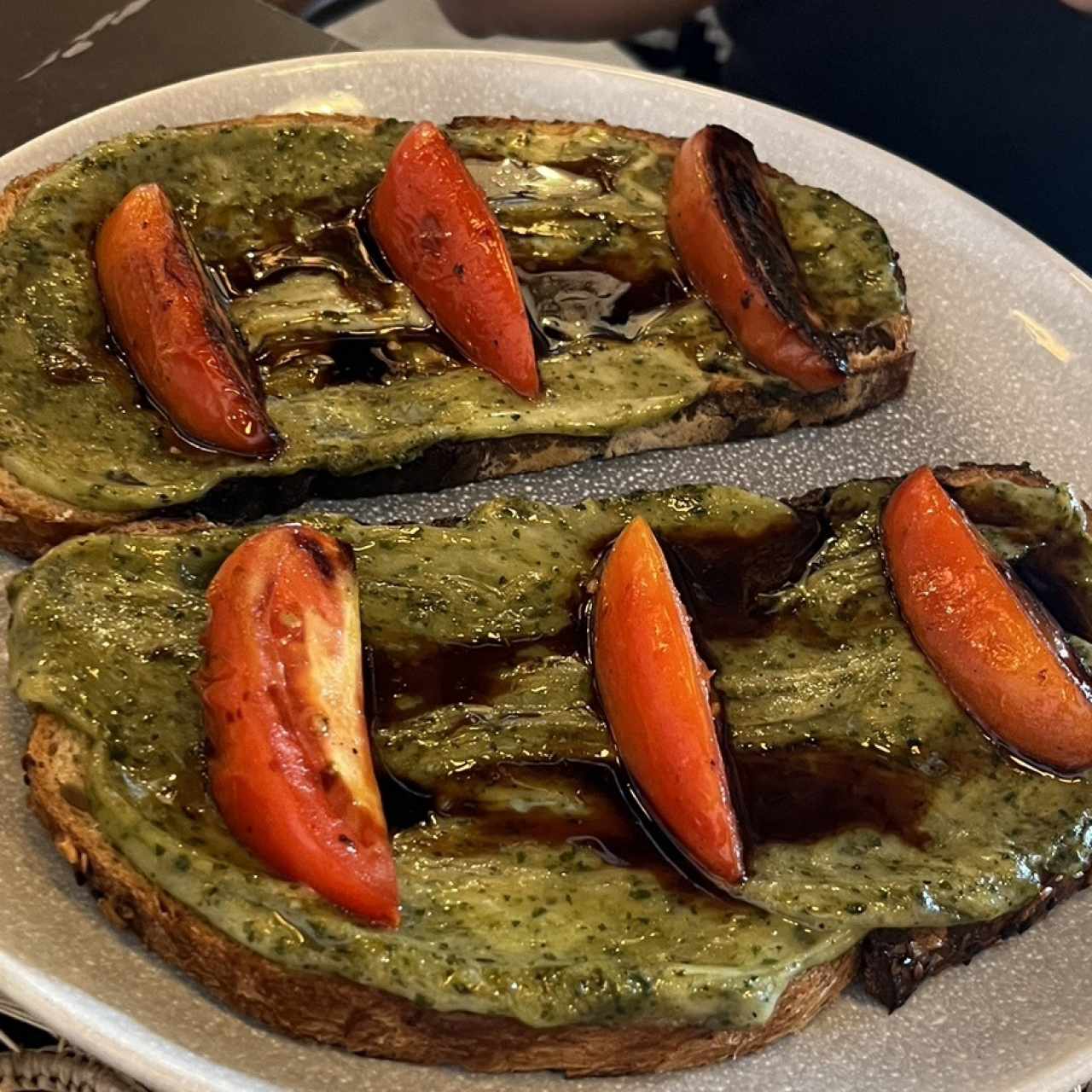 Tostadas - Pesto y mozzarella