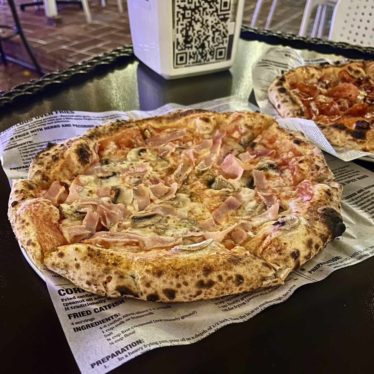 Pizza de Hongos, jamón y aceite de trufa