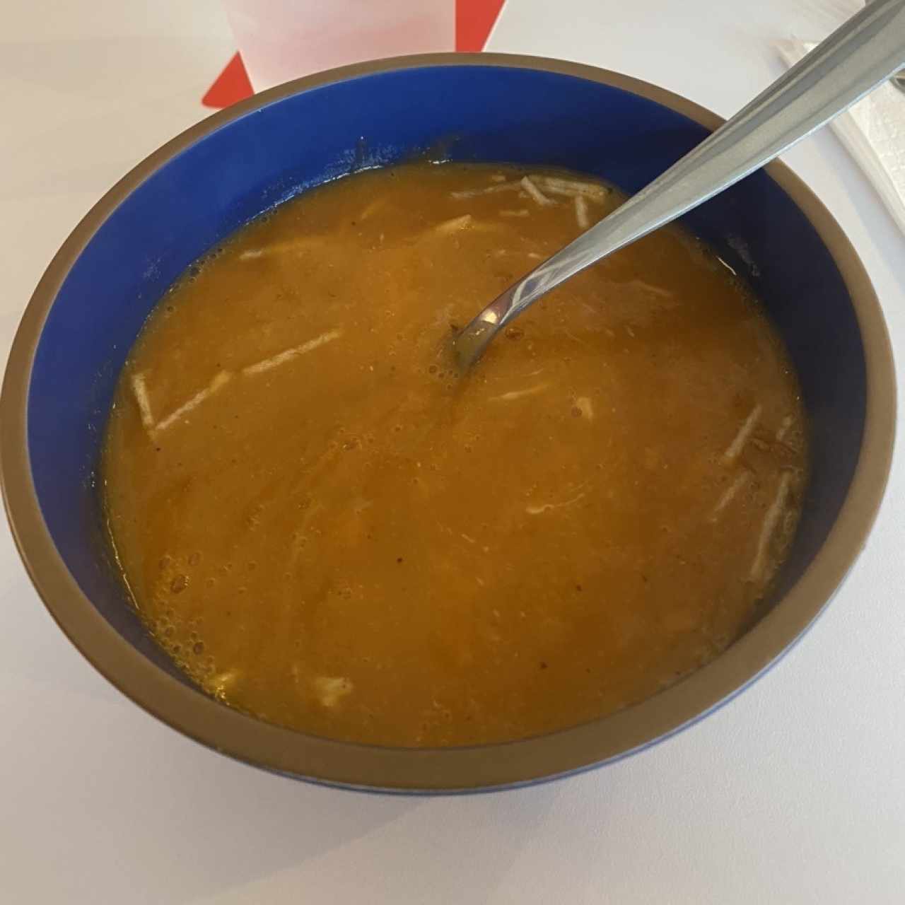 Sopa de tomate con papitas