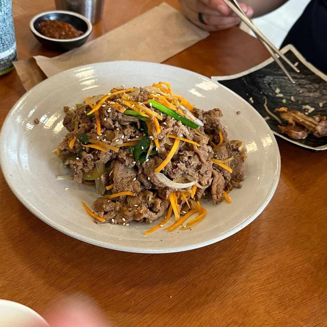 BULGOGI (CARNE DE RES MARINADA CON SALSA DULCE DE SOYA)