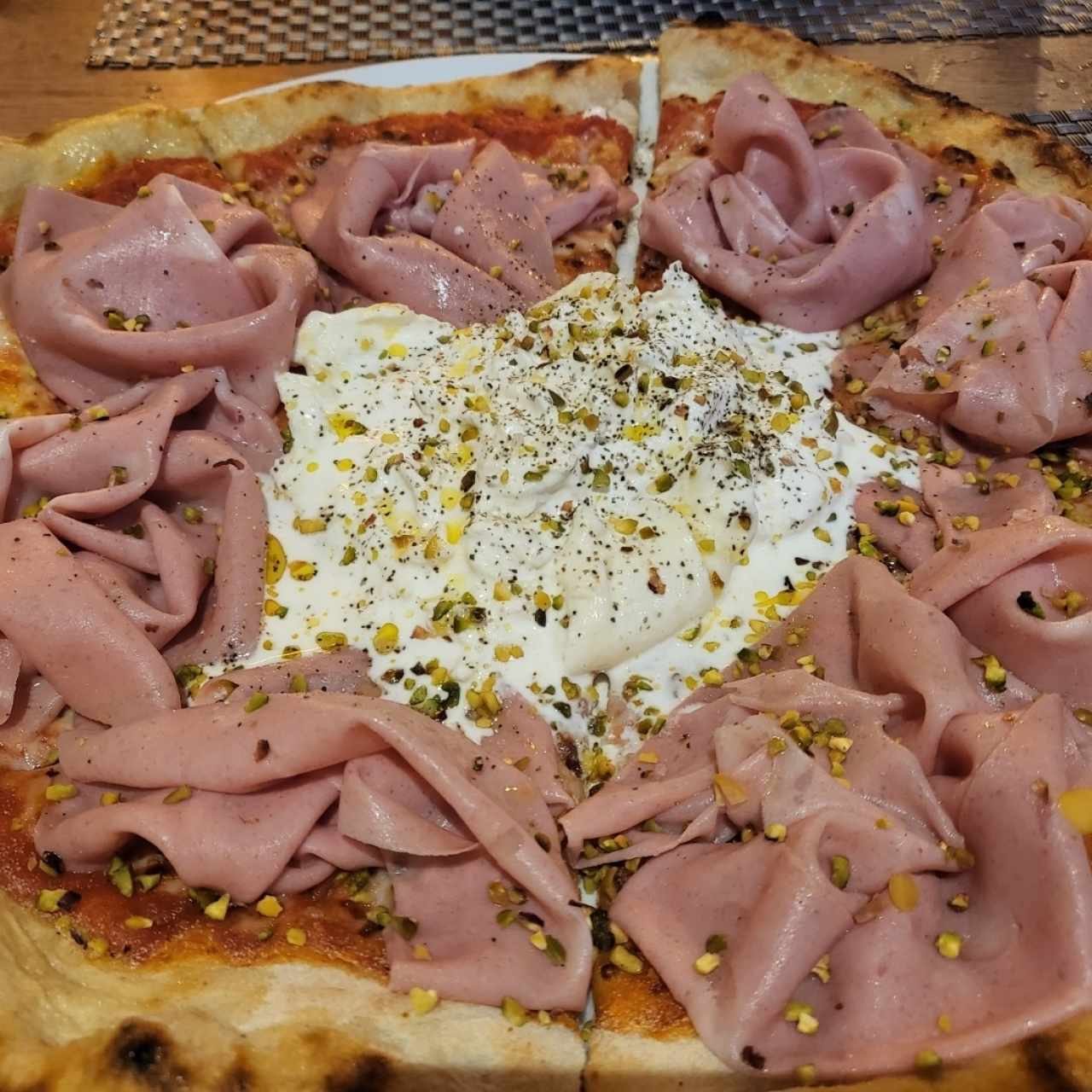 pizza de mortadela, pistasccio y burrata