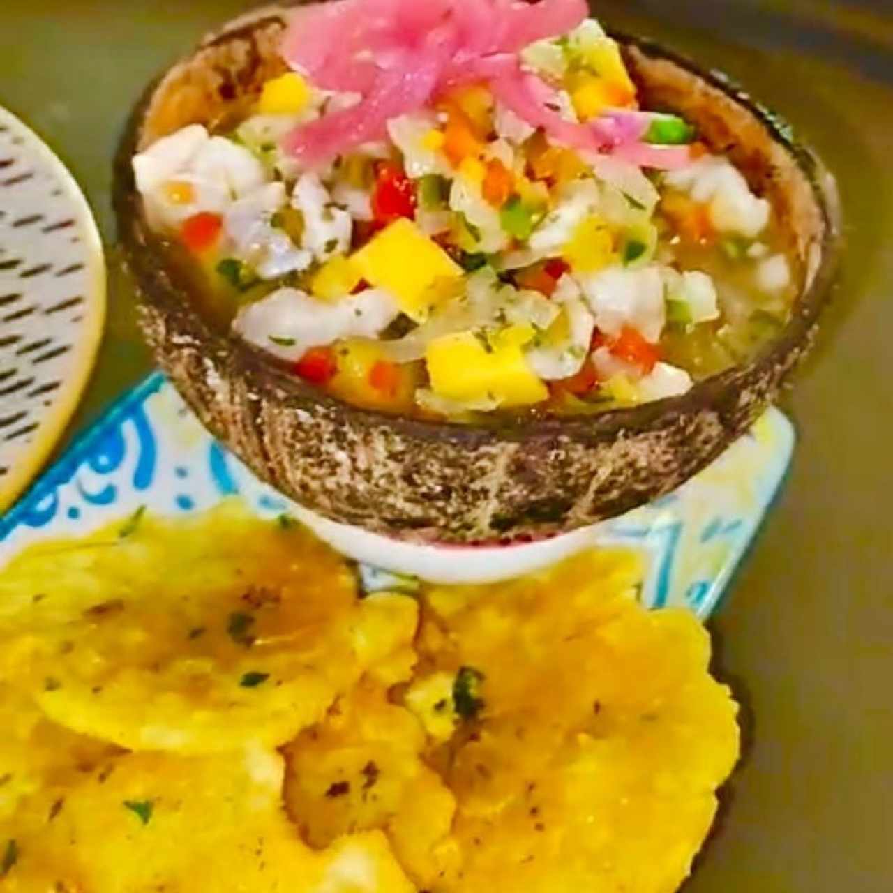 CEVICHE PASIÓN Y PLAYA (Ceviche de Corvina con Trozos de Piña, Mango y Salsa Dulce Tropical)