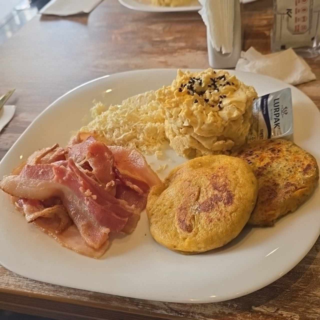 Arepas con bacón huevos y queso