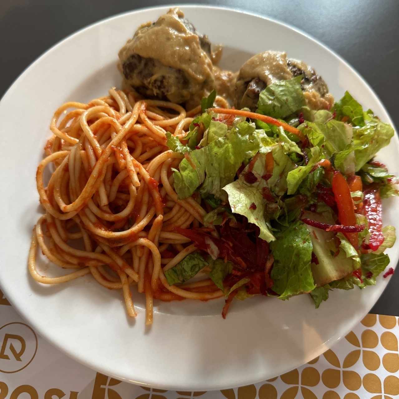 Albóndigas con pasta y ensalada 