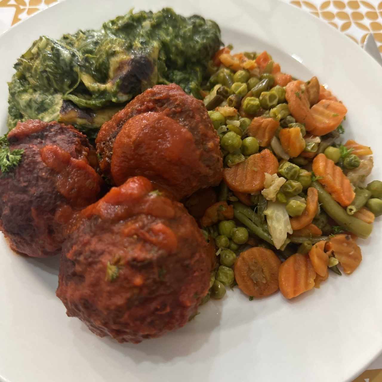 Albóndigas con vegetales y pastel de espinacas 