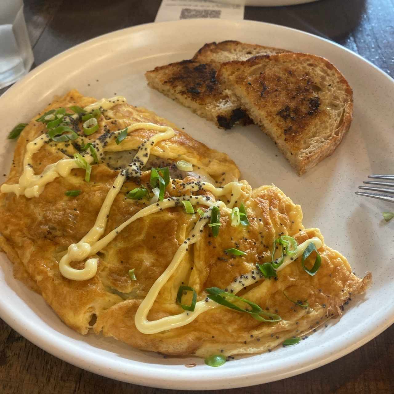 Omelette con refrito de tomate, chorizo y con pan de masa madre