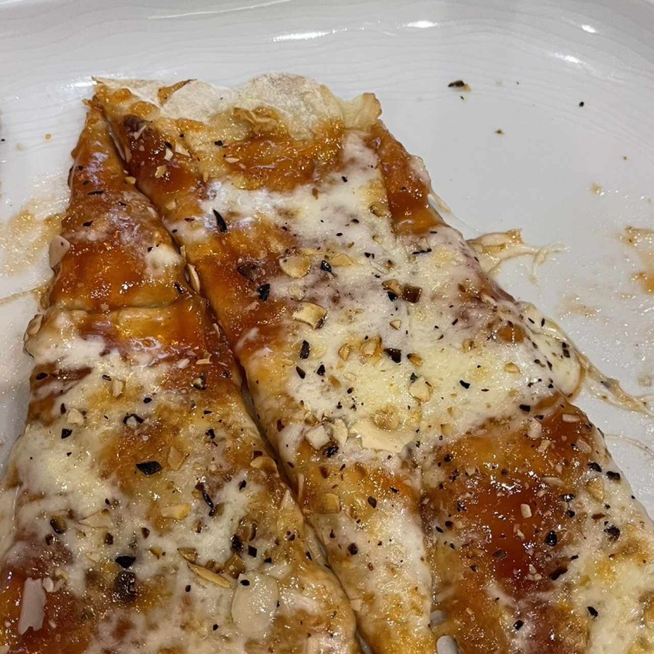 Focaccia con mozarella y conserva de guayaba y almendra