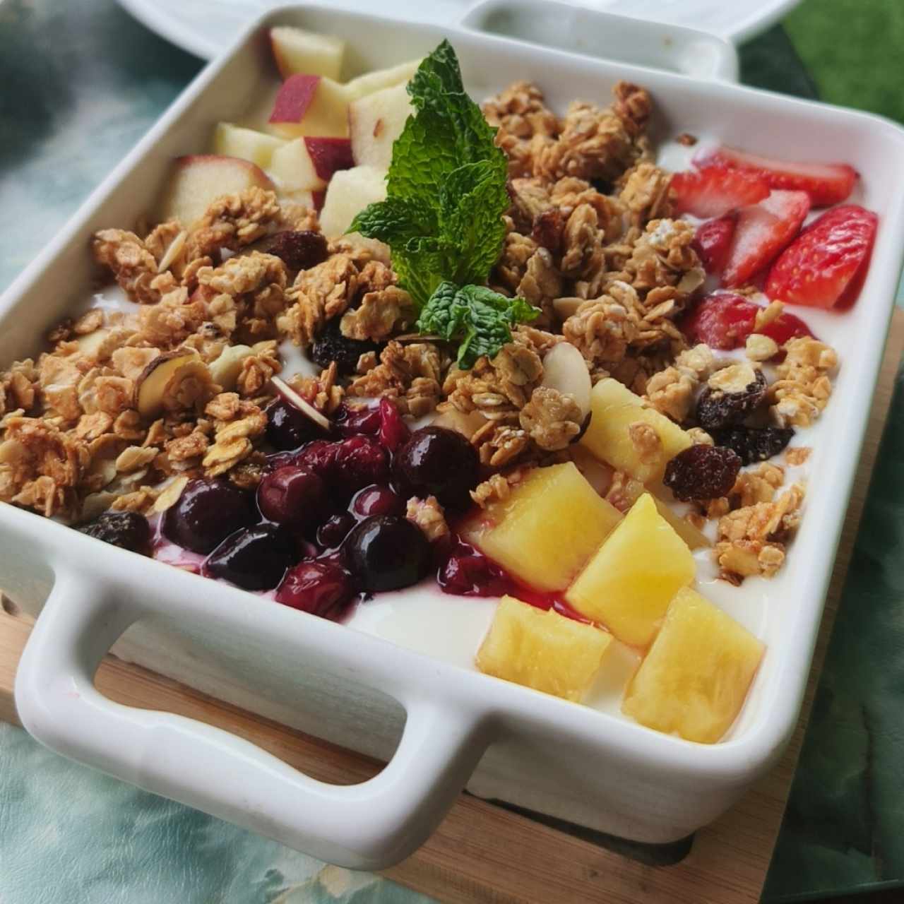 granola con fruta y yogurt griego 