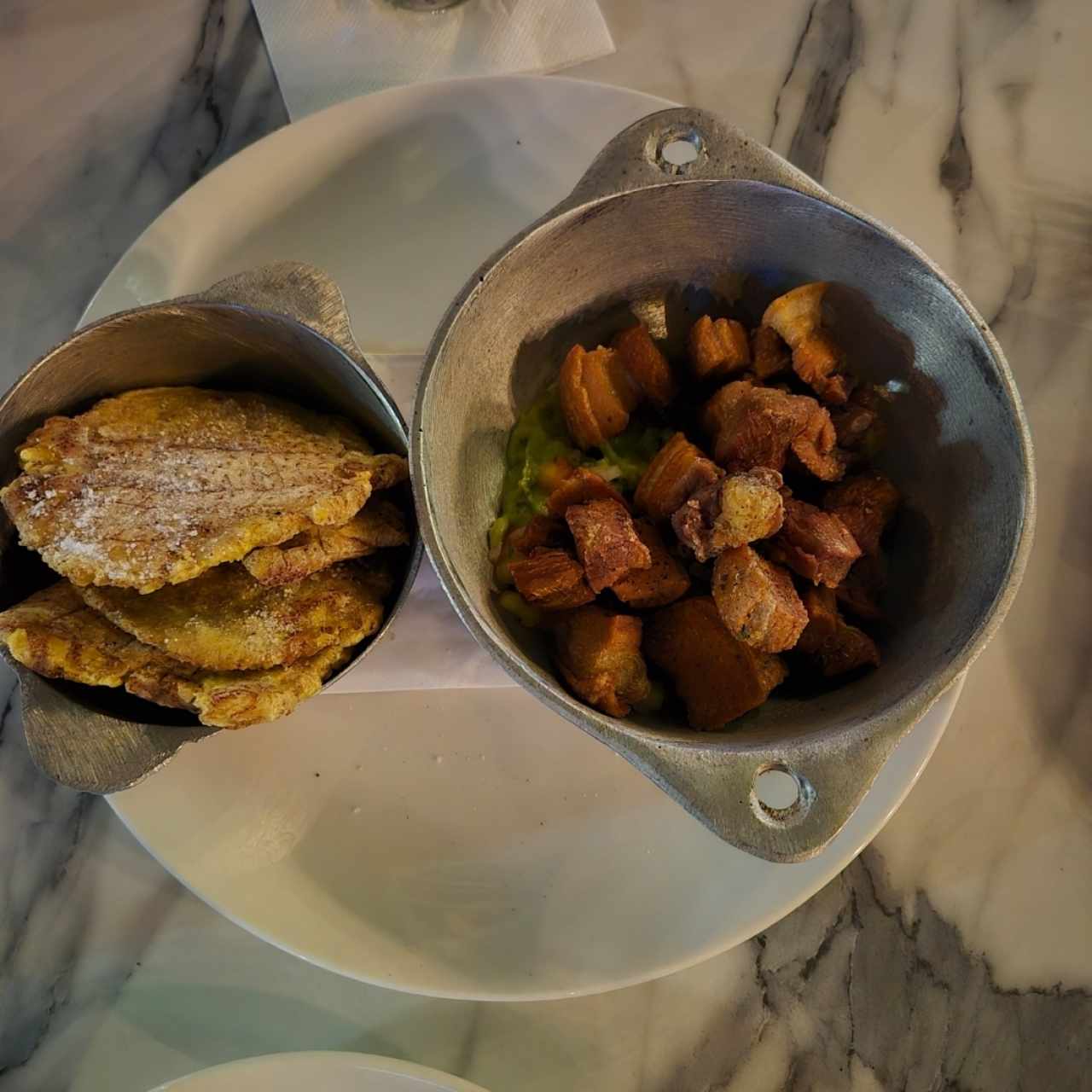 chicharrón con guacamole 