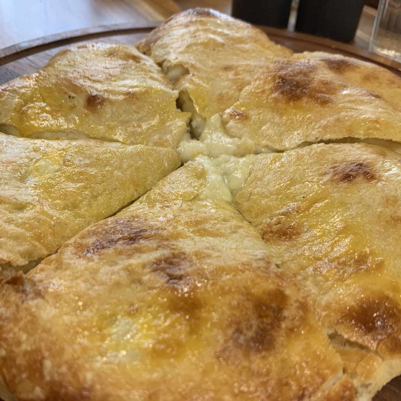 Imeruli Khachapuri - Empanada se masa de trigo rellena de mezcla de quesos