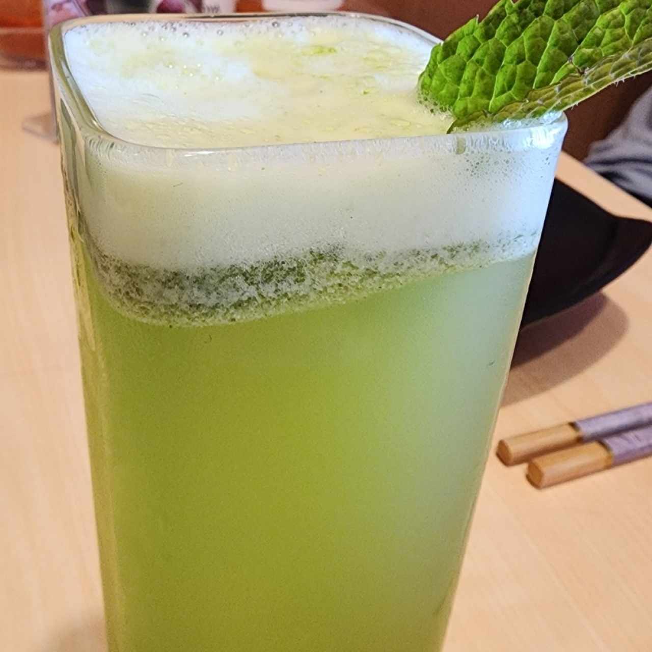 bebida limonada con hierbabuena