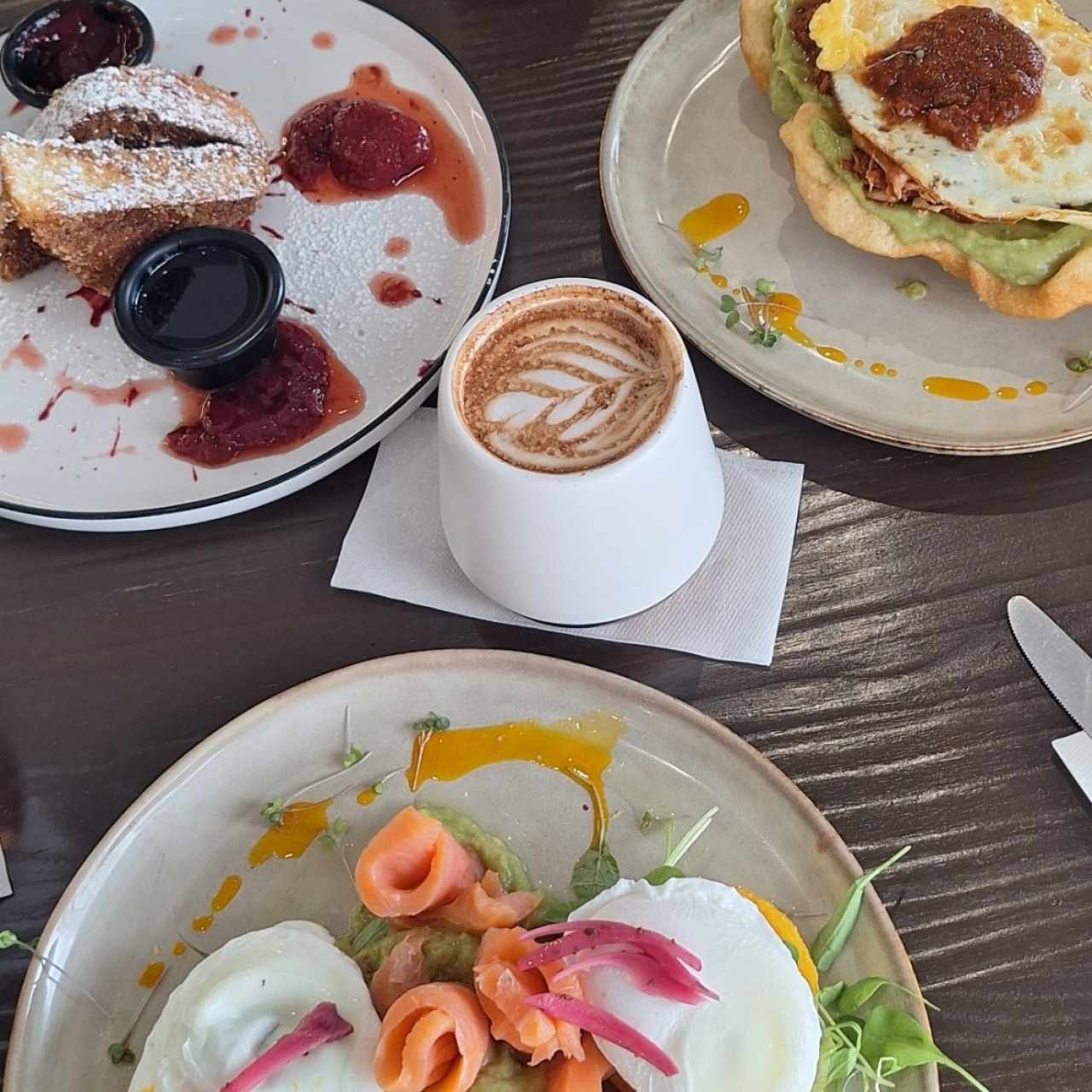 caballito, tostadas francesas y huevos benedicto