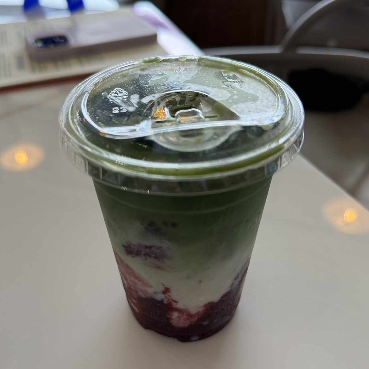 Iced matcha berry con leche de avena