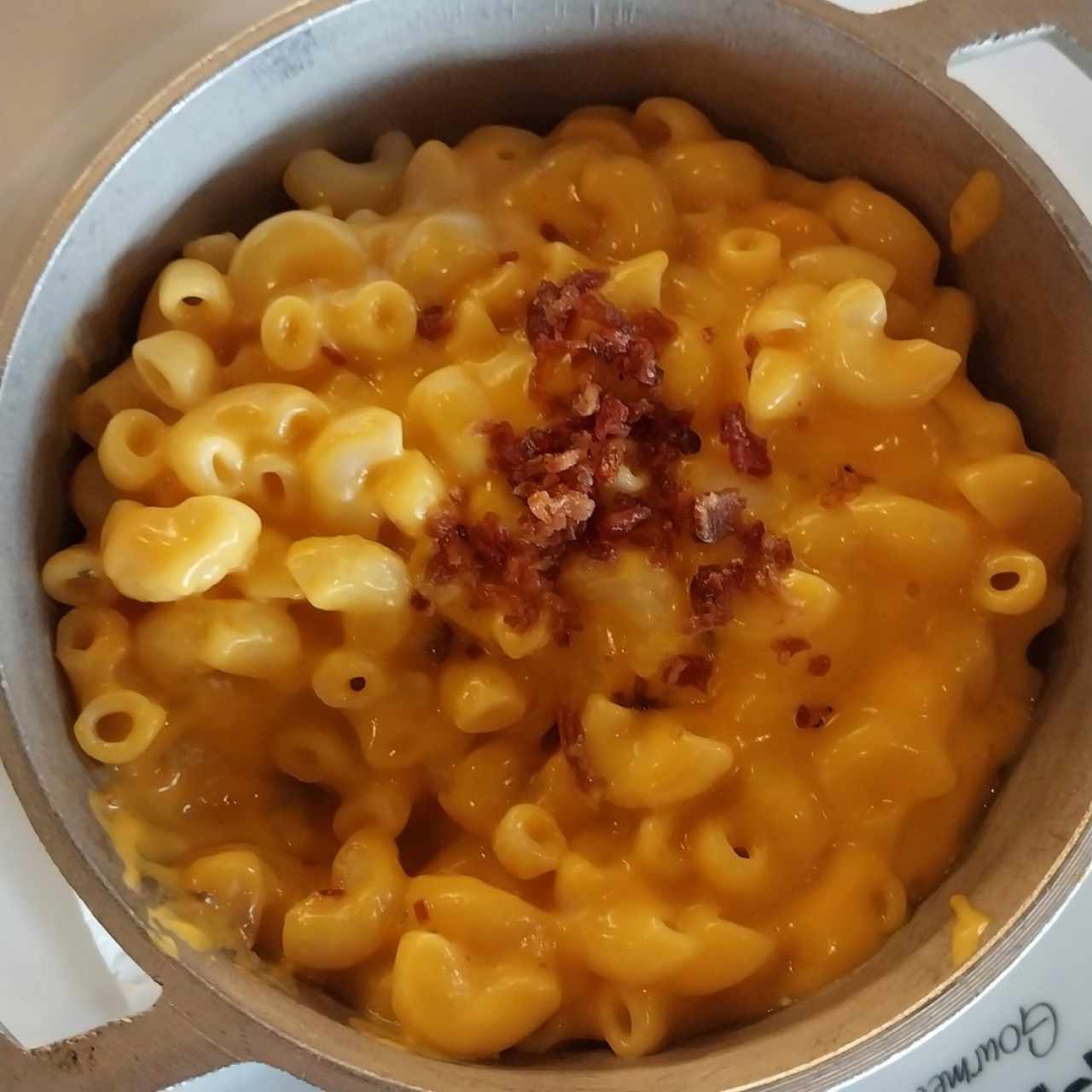 MAC Y CHEESE.