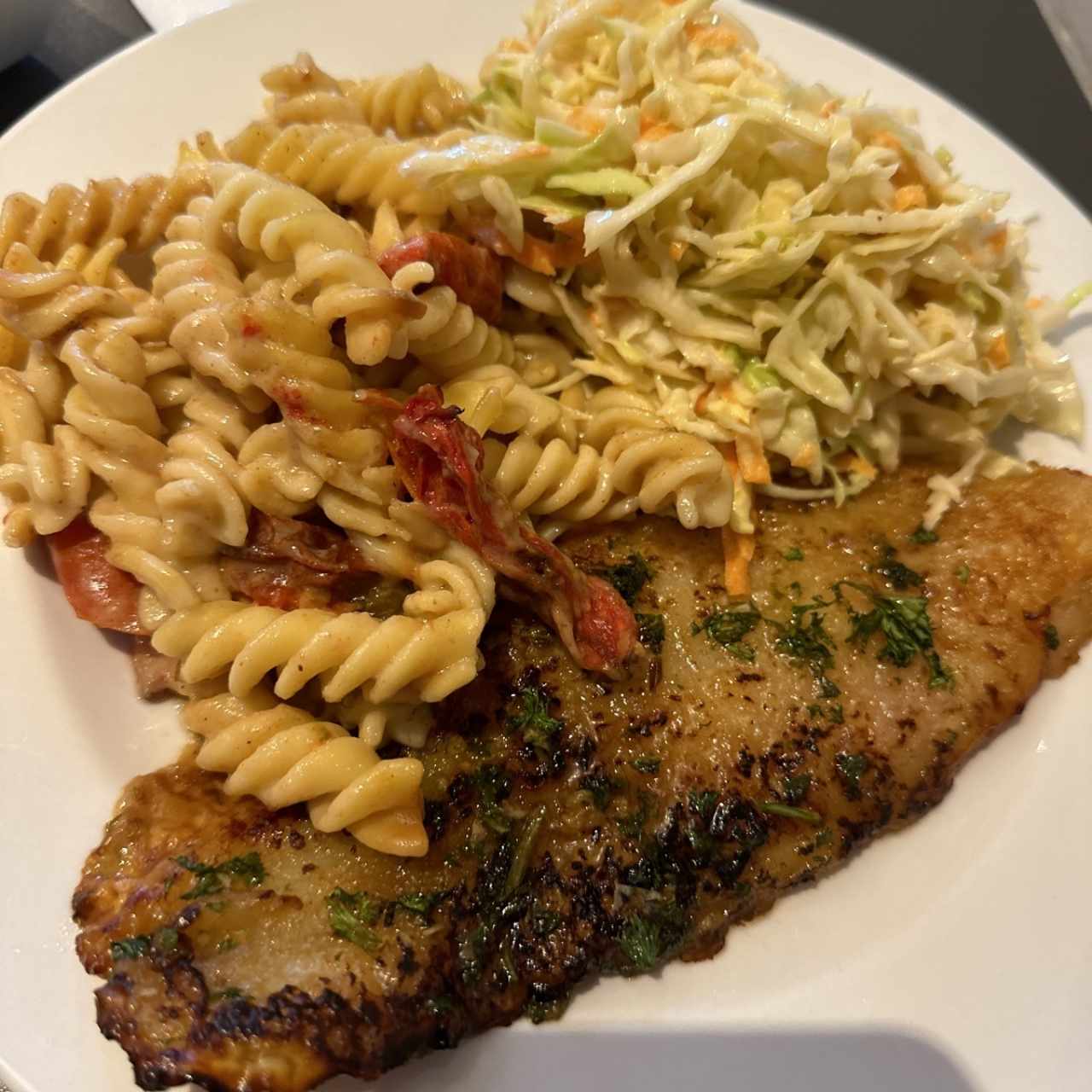 Pescado con pasta y ensalada 