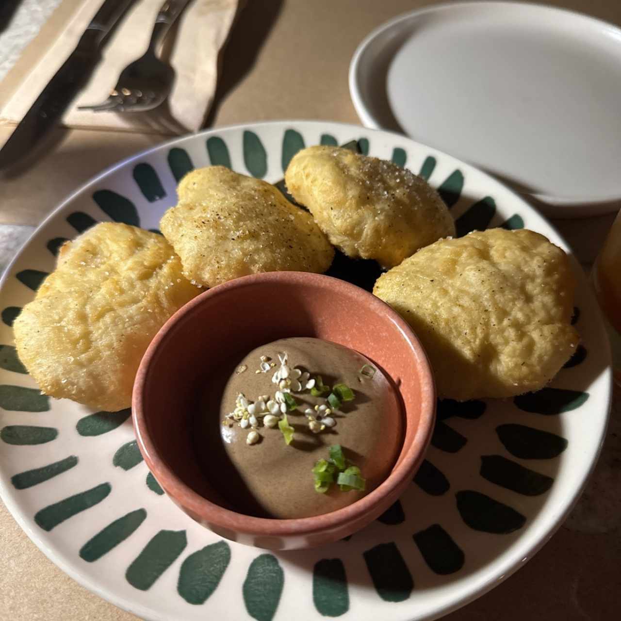 Hojaldres con Mayonesa de Ajo Negro