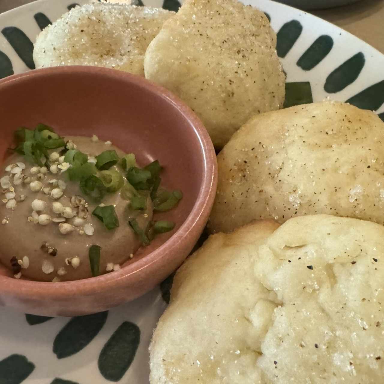 Hojaldres con Mayonesa de Ajo Negro