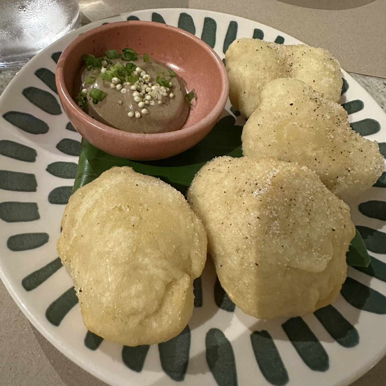 Hojaldres con Mayonesa de Ajo Negro