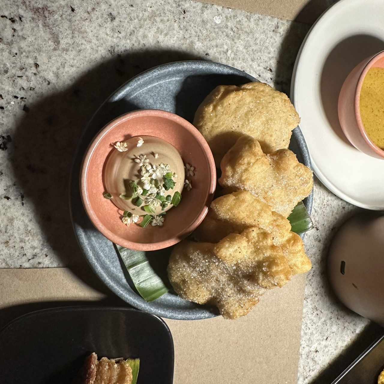 Hojaldres con Mayonesa de Ajo Negro